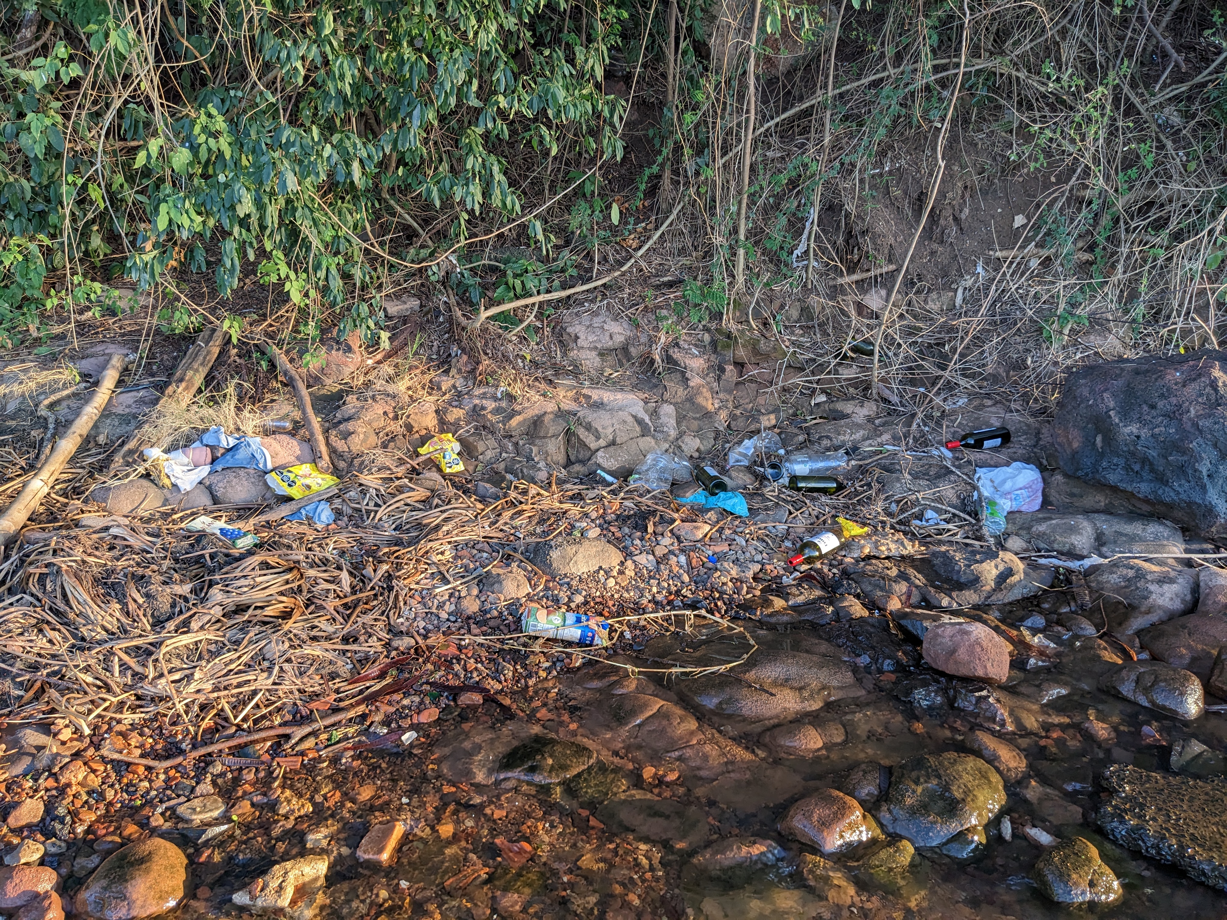 Basura y contaminación en las costas de Ríos y Arroyos. El Montecito, Posadas, Misiones.